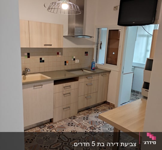 מטבח עם אריחים צבעוניים על הקיר